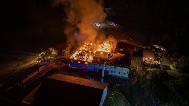 Großbrände hielten Hunderte Feuerwehrleute in OÖ in Atem