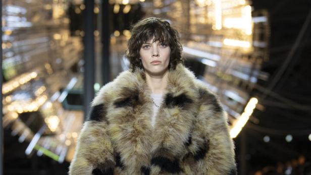 Ein Model präsentiert einen Zottelmantel von Louis Vuitton auf dem Laufsteg.