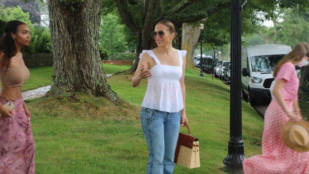 Jennifer Lopez mit ihrer Luxustasche von Hermès.