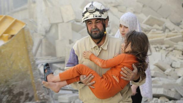 Die &quot;Weißhelme&quot; retten Menschen aus den Trümern in Syrien.