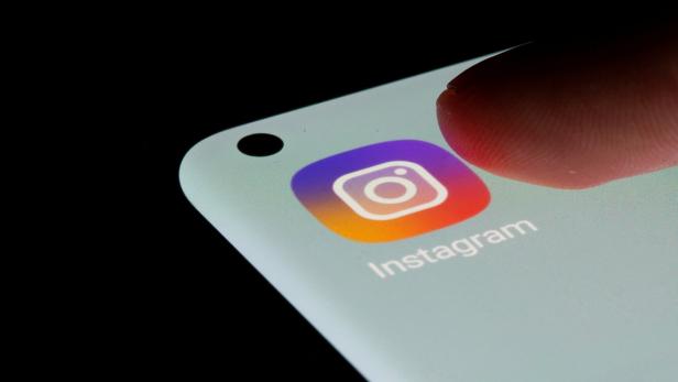 Ein Finger tippt auf das Instagram-Symbol auf einem Smartphone.
