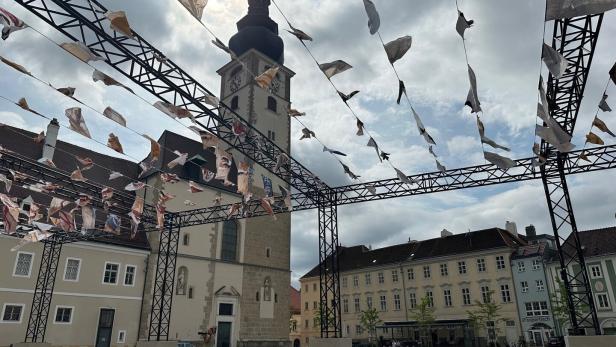 Kunstinstallation am St. Pöltner Domplatz löst hitzige Diskussionen aus