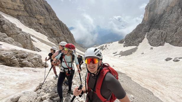 Gruppe an Bergsteigern in den Dolomiten, Südtirol