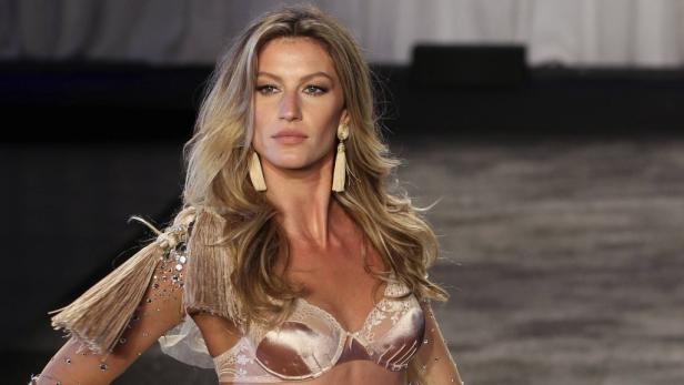 REUTERSREFILE WITH ADDITIONAL INFORMATIONBrazilian supermodel Gisele Bundchen displays a creation from the "Gisele Bundchen Intimate" collection by Hope Lingerie in Sao Paulo May 12, 2011. REUTERS/Paulo Whitaker (BRAZIL - Tags: ENTERTAINMENT FASHION) Gisele Bündchen auf dem Laufsteg mit blonden, gewellten Haaren und beigefarbener Unterwäsche.