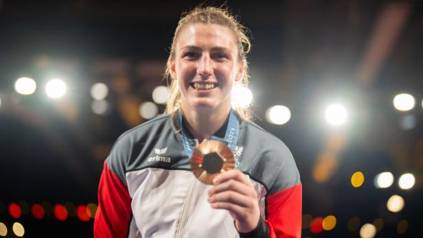 Judoka Michaela Polleres mit ihrer Bronzemedaille