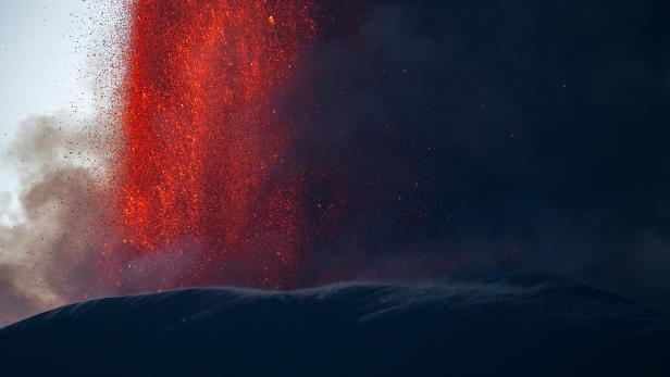 Der Ätna spuckt wieder Lava