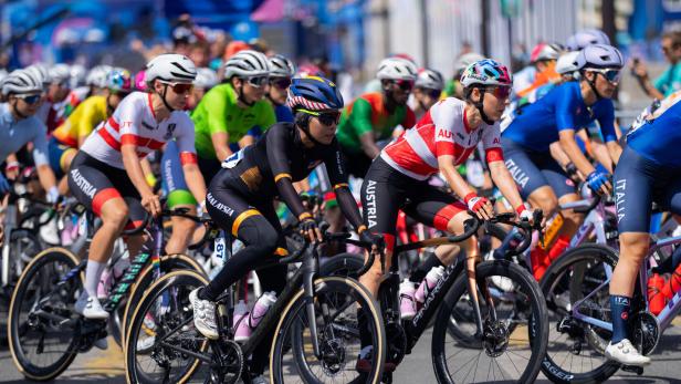 Anna Kiesenhofer (re.) und Christina Schweinberger im olympischen Radrennen