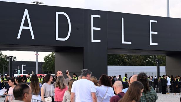 Adele in München: Popstar mit Pop-up-Stadion wird gefeiert