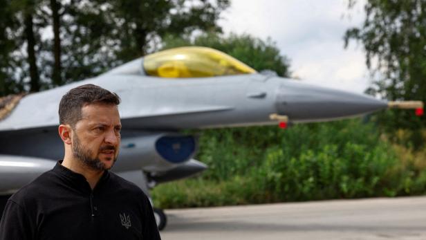 Selenskij präsentiert erstmals F-16-Kampfjets