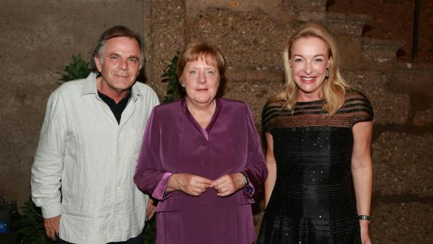 Festspielintendant Markus Hinterhäuser, die ehemalige deutsche Bundeskanzlerin Angela Merkel und Festspielpräsidentin Kristina Hammer 2023