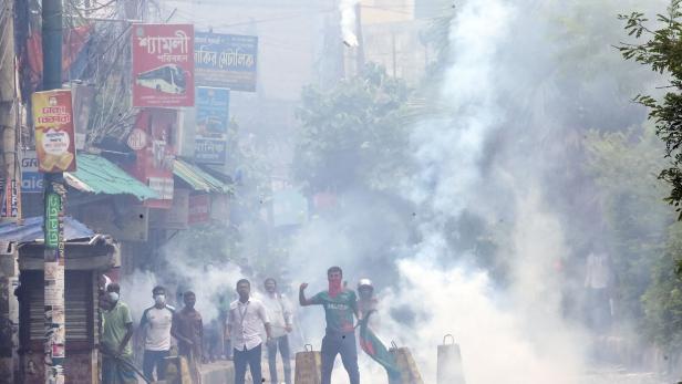 Bangladesch: Laut Medien fast 100 Tote bei Ausschreitungen