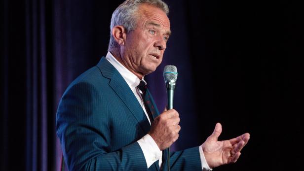 Gesundheitsminister Robert F. Kennedy Jr. spricht in ein Mikrofon.