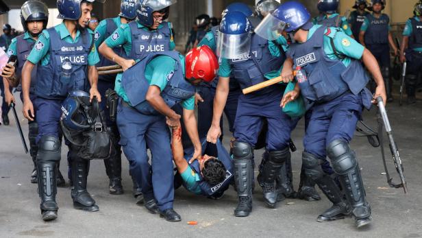 Bangladesch: Demonstranten stürmten Regierungssitz, Premier zurückgetreten