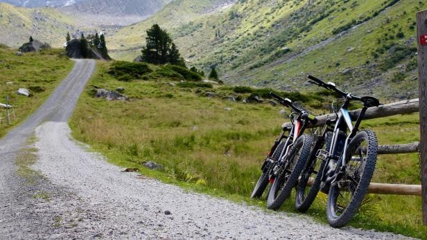 Tödlicher Unfall: 58-Jähriger stürzte mit E-Bike am Attersee ab