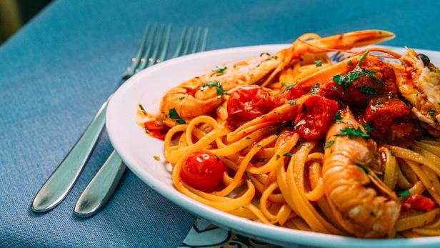 Pasta mit Gambas und Tomatensoße auf einem Teller.