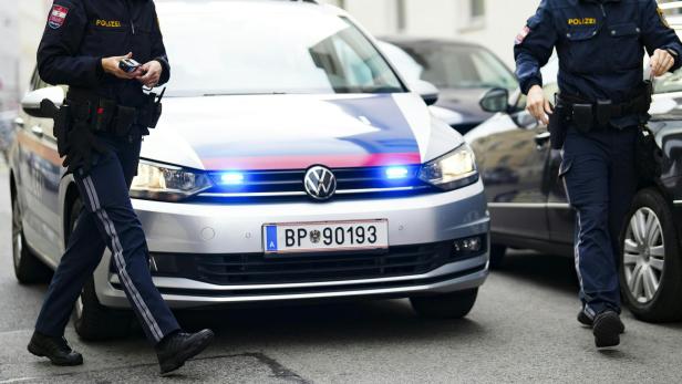 ++ THEMENBILD ++ "POLIZEI" : POLIZISTEN BEI EINSATZ