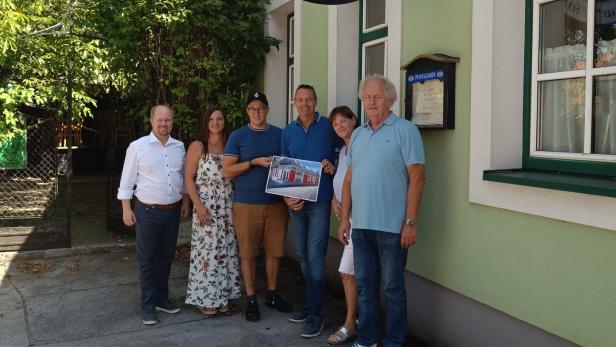 Reinhold Koll mit Bürgermeister Michael Nistl und der Familie Tikowsky