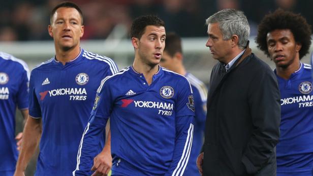 José Mourinho im Gespräch mit Eden Hazard und anderen Chelsea-Spielern.