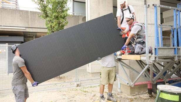 Eneuerbare Energie im AKH: Baustart für vertikale Photovoltaik-Anlage