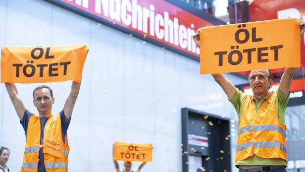 Aktivisten der "Letzten Generation" kürzlich am Wiener Flughafen.