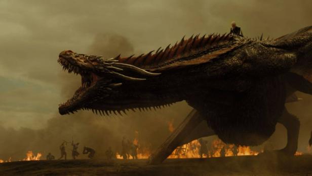 Daenerys reitet auf dem Drachen Drogon in einer Szene aus „Game of Thrones“.