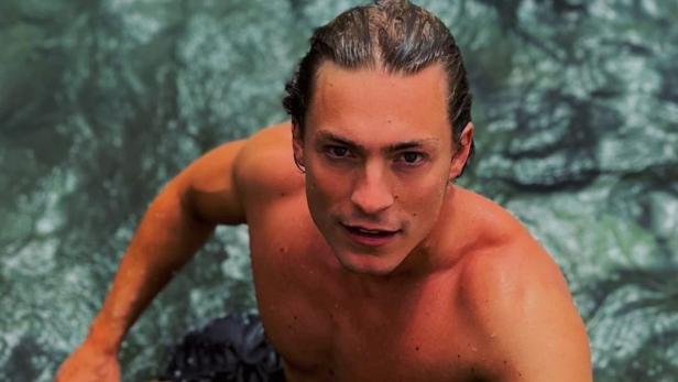 Eine kuriose Story auf Instagram lässt die Fans des Reality-TV-Stars stutzig werden. Was ist passiert? 27-jähriger blonder Mann steht im Wasser beim Baden und posiert für die Kamera