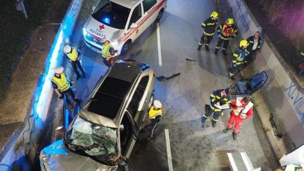 46-208620313 Mit Auto 10 Meter abgestürzt: 33-Jähriger in Wr. Neudorf schwer verletzt