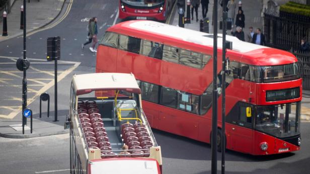 Symbolbild: Typisch roter Bus in Großbritannien