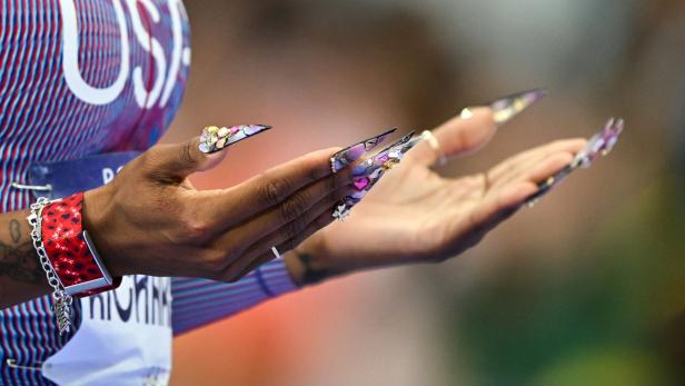 Athletinnen überraschen in Paris mit aufwendig gestalteten Fingernägeln.