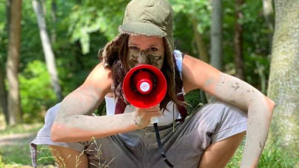 Jemand ruft: „Wolf!“ Aber stimmt das? Sophie Berger spielt am 10. und 11. 8. auf der Waldbühne