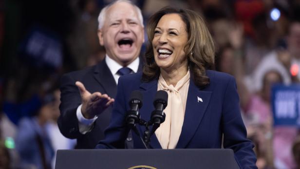 Die demokratische Präsidentschafts-Kandidatin Kamala Harris mit ihrem Vize Tim Walz.