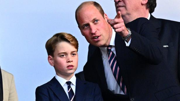 Prinz George und Prinz William schauen einem Ereignis zu.