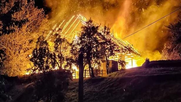 Meterhohe Flammen in Kärnten:  Vollbrand eines Bauernhofs