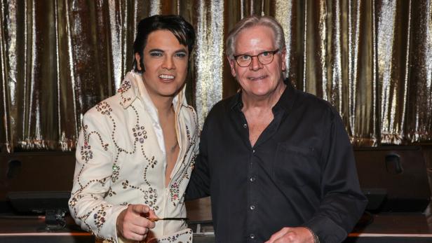 Daniel Durston (li) mit Elvis Presley&#039;s Stiefbruder David Stanley (re.) bei der Eröffnung der Elvis Presley Tribute-Show &quot;The King Comes Home&quot;