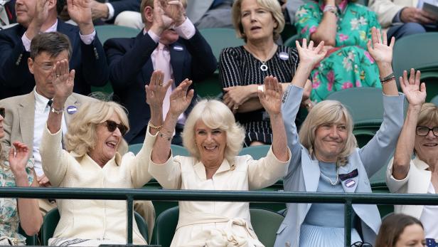 Queen Camilla (Mitte) und Schwester Annabel (links)