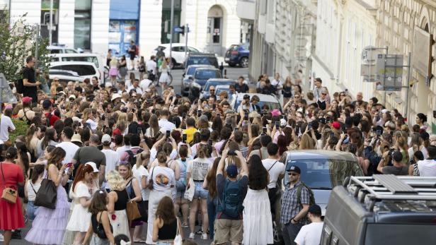 Taylor-Swift-Flashmob: Swifties halten Spontankonzerte in Wien ab