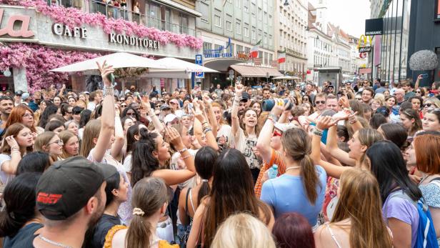 Schon am Donnerstag sangen Swifties in der Wiener Innenstadt.