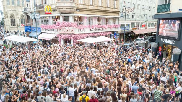 Taylor-Swift-Fans in der Innenstadt