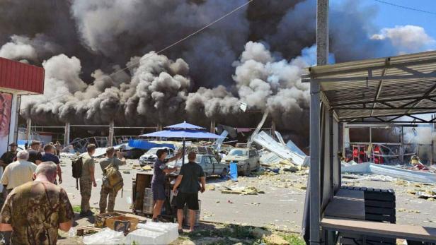 Ein Blick auf einen Supermarkt, der bei einem russischen Militärschlag inmitten des russischen Angriffs auf die Ukraine schwer beschädigt wurde, in Kostiantynivka.