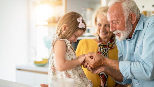 Oma und Opa mit Enkelin.