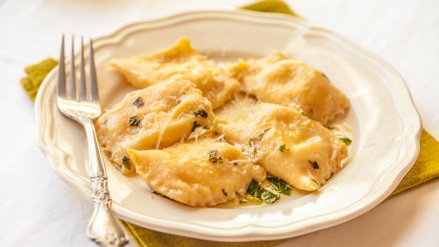 Ravioli sind eine gefüllte Nudelspezialität der italienischen Küche. 