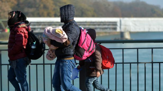 Migranten am österreichisch-deutschen Grenzübergang auf der Innbrücke.
