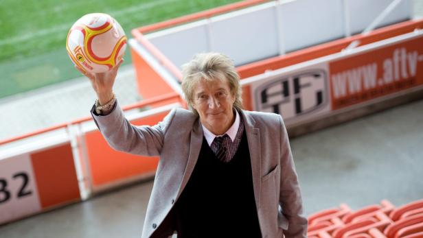 Fußball-Fan Rod Stewart: Er präsentierte seine Europatournee in einem Berliner Stadion.