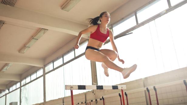 Sportlerin beim Sprung