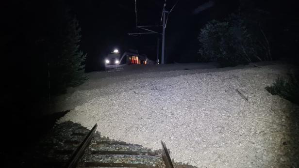 Die Bahnstrecke zwischen Innsbruck und Seefeld ist gesperrt. Hier war vor einigen Monaten ein Zug von einer Mure erfasst worden.