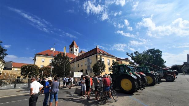 Bauern proben vor Eisenstädter Bischofshof den Aufstand