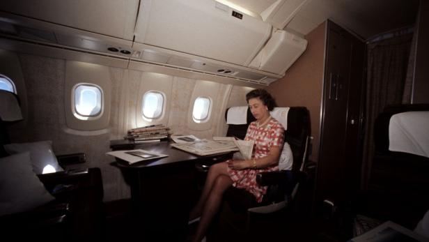 Queen Elizabeth II. 1977 auf einem Heimflug aus Barbados