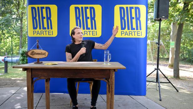 Spitzenkandidat Dominik Wlazny im Rahmen einer PK der Bierpartei mit „dem Titel Kandidat:innen für die Nationalratswahl 2024" am Dienstag, 13. August 2024, in Wien