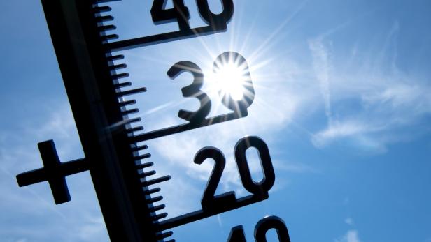 Ein Thermometer zeigt eine Temperatur von über 30 Grad Celsius an.