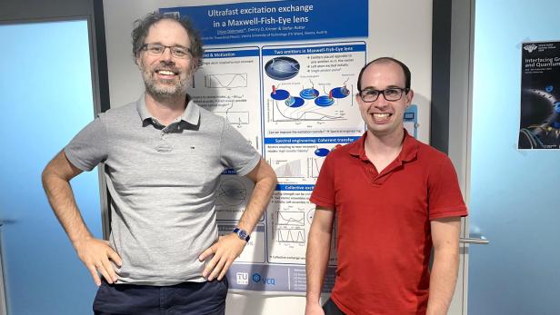 Prof. Stefan Rotter vom Institut für Theoretische Physik und der Doktorand Oliver Diekmann entwickelten eine Methode, bei der zwei Atome in einer speziellen Linse ein Photon mit hoher Präzision zwischen sich hin- und hersenden.